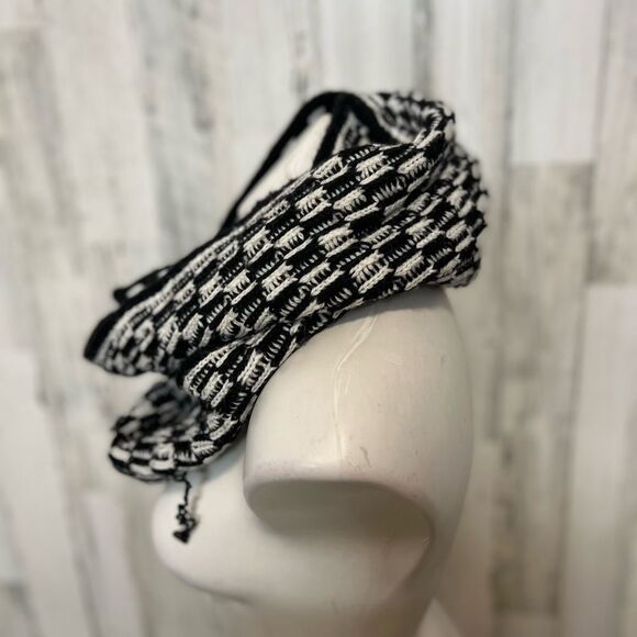 Calvin Klein Black White Chunky Knit Infinity Scarf – Reversible Pattern – Soft - Picture 4 of 6